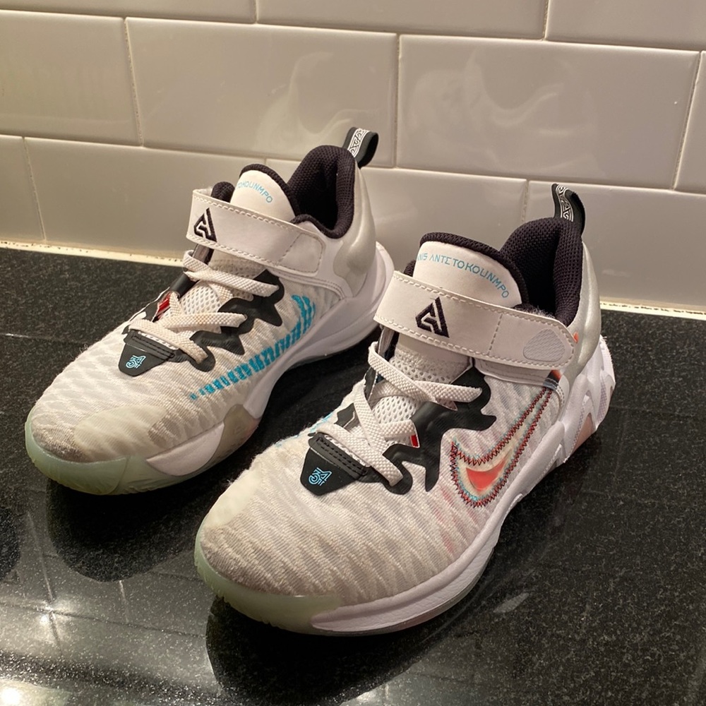Kids size 1 Nike Giannis Antetokounmpo basketball sneakers